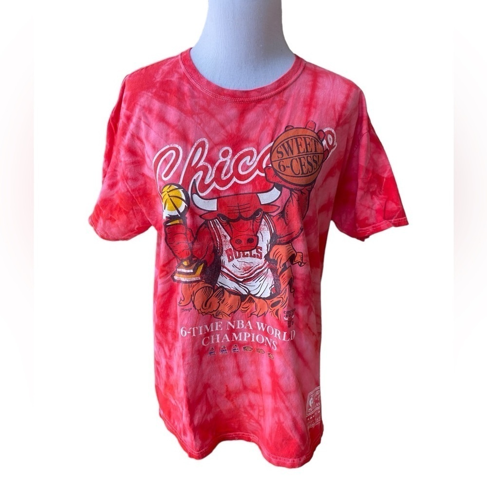 Mitchell & Ness 6-Time NBA World Champions Chicago Bulls Red Tie Dye T-shirt. L